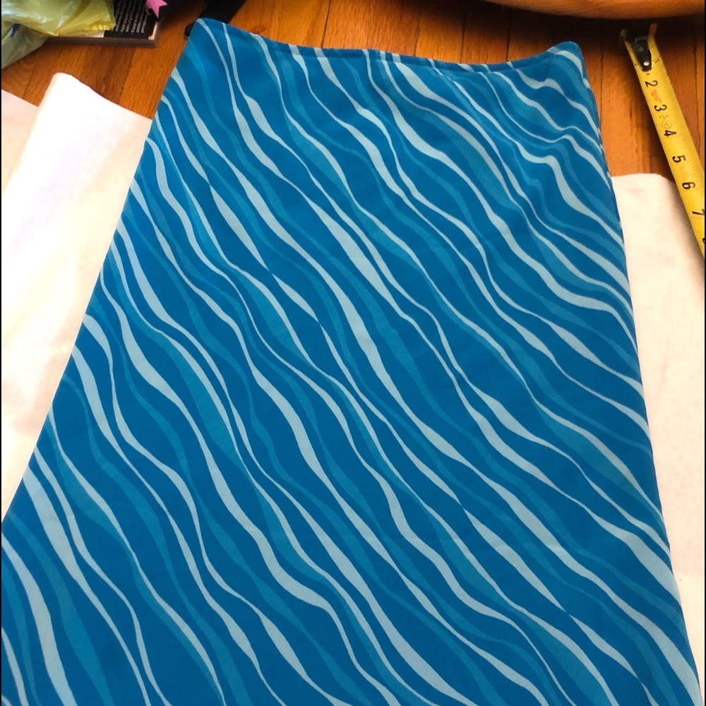 Express skirt scallop ends, irregular len.(XS)
